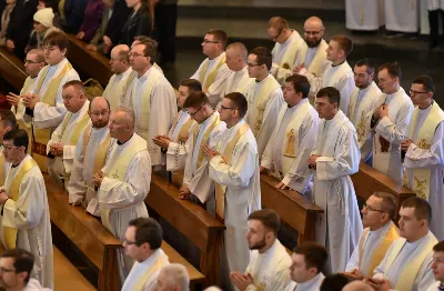 W Wielki Czwartek, 18 kwietnia 2019 r., w rzeszowskiej katedrze odbyła się Msza Krzyżma, w której uczestniczyło 243 kapłanów. Mszy św. przewodniczył bp Jan Wątroba. W koncelebrze uczestniczyli m.in.: bp Kazimierz Górny, bp Edward Białogłowski oraz infułaci: ks. Stanisław Mac i ks. Wiesław Szurek. Podczas Eucharystii bardzo licznie była reprezentowana Liturgiczna Służba Ołtarza: lektorzy, ministranci, dziewczęca służba maryjna i schole.  Po Komunii św. bp Jan Wątroba poświęcił olej krzyżma, który jest używany m.in. podczas udzielania sakramentu chrztu, bierzmowania i święceń kapłańskich. Wcześniej biskup pobłogosławił olej chorych i olej katechumenów.  Przed błogosławieństwem ks. Zbigniew Irzyk, dziekan dekanatu Jasło-Wschód, proboszcz parafii farnej w Jaśle, w imieniu wszystkich kapłanów złożył biskupom świąteczne życzenia. Biskupom złożyli życzenia również przedstawiciele Liturgicznej Służby Ołtarza.  Już po Mszy św. dziekani lub ich przedstawiciele odebrali poświęcone oleje.  fot. ks. Tomasz Nowak 