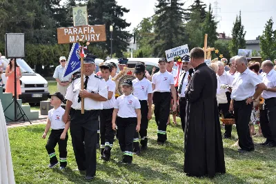 „Wierność ideałom jest gwarantem tego, że nie pogubimy się życiowo, nie skompromitujemy się i w naszym polskim domu będziemy gospodarzami, a nie najemnikami” – mówił podczas Dożynek Diecezjalnych bp Edward Białogłowski. 28 sierpnia 2022 r. do Parku Papieskiego w Rzeszowie przyjechało ponad 60 delegacji z wieńcami.

Do Parku Papieskiego w Rzeszowie przyjechało ponad 60 delegacji z parafii diecezji rzeszowskiej z wieńcami żniwnymi. Tegoroczną obsługę dożynek, w tym przygotowanie liturgii, zapewnili wierni i duszpasterze z Diecezjalnego Sanktuarium św. Józefa w Rzeszowie i dekanatu Rzeszów Północ. Przed Mszą św. odbył się program słowno-muzyczny w wykonaniu Diakonii Muzycznej z parafii św. Józefa w Rzeszowie.

Przed rozpoczęciem Mszy św. ks. Jerzy Uchman, diecezjalny duszpasterz rolników, przywitał przybyłych do Rzeszowa rolników, ogrodników, sadowników i pszczelarzy, wśród nich starostów dożynek: Aleksandrę i Bartłomieja Kędziorów z parafii pw. św. Józefa w Rzeszowie, a także obecnych na Mszy św. parlamentarzystów, władze państwowe i samorządowe, służby mundurowe oraz poczty sztandarowe.

Eucharystii przewodniczył bp Kazimierz Górny. W koncelebrze uczestniczył bp Edward Białogłowski, ks. infułat Wiesław Szurek oraz blisko dwudziestu księży.

Homilię wygłosił bp Edward Białogłowski.

„Dziękujemy Bogu za rolników, którzy mimo różnych trudności i przeciwności, które dotykają polską wieś, trwają przy rodzinnych gospodarstwach. Pochylają się nad rolą, która wydaje chleb i różne rośliny, warzywa, owoce i kwiaty. Dziękujemy wam, gospodynie i gospodarze, starsi i młodzi, za troskę i bezpieczeństwo żywnościowe naszego kraju oraz za zapasy żywnościowe, które są sprzedawane do innych krajów, a także wspomagają naszych sąsiadów borykających się, czy uciekających ze swojego kraju przed wojną do naszej ojczyzny, aby znaleźć tutaj bezpieczny kąt” – mówił bp Edward Białogłowski.

Biskup Białogłowski kierując do zebranych słowa zachęty pytał:

„Czy wasze domu rozbrzmiewają codzienną modlitwą dziękczynną i błagalną? Czy niedziela dla waszych domowników jest dniem świętym, z udziałem we Mszy św., z rodzinnym posiłkiem, z rozmową o waszej rodzinie, o jej troskach i radościach, o gospodarstwie, jego przyszłości i o przyszłości naszej ojczyzny? Zapalajcie ducha młodego pokolenia do życia ideałami: Bóg, honor, ojczyzna (…) Wierność ideałom jest gwarantem tego, że nie pogubimy się życiowo, nie skompromitujemy się i w naszym polskim domu będziemy gospodarzami, a nie najemnikami” – mówił bp Białogłowski.

Po błogosławieństwie poszczególne delegacje zaprezentowały swoje wieńce.

ks. Jakub Nagi
fot. ks. Tomasz Nowak