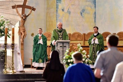 „Święci z sąsiedztwa to ci, którzy chodzili naszymi ulicami, żyli w naszych czasach i pokazali swoim życiem, że Ewangelia jest wciąż aktualna” – mówił o. prof. Andrzej Derdziuk OFMCap w naszej Katedrze 27 czerwca 2021 r. Zakonnik w głoszonych homiliach przedstawiał sylwetkę Jacka Krawczyka z Palikówki. Obecnie diecezja rzeszowska i środowisko Katolickiego Uniwersytetu Lubelskiego prowadzą starania o jego beatyfikację. Zachęcamy do przeczytania ciekawego artykułu ks. Tomasza Nowaka o Jacku Krawczyku: https://diecezja.rzeszow.pl/swiety-z-sasiedztwa-jacek.../ fot. ks. Tomasz Nowak