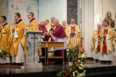 Uroczystość Chrystusa Króla to także święto Akcji Katolickiej i KSM-u. Centralnej uroczystości w Katedrze przewodniczył biskup diecezjalny Jan Wątroba. Eucharystię koncelebrowało 25 księży, wśród nich ks. Stanisław Potera – asystent diecezjalny AK i ks. Tomasz Ryczek – asystent diecezjalny KSM. Po wyznaniu wiary 88 młodych osób złożyło przyrzeczenie Katolickiego Stowarzyszenia Młodzieży. Obrzęd przyrzeczenia prowadził Paweł Grodzki – prezes KSM Diecezji Rzeszowskiej. Ceremonia zakończyła się odśpiewaniem hymnu KSM i zawołaniem: „Przez cnotę, naukę i pracę, służyć Bogu i Ojczyźnie, Gotów!”

Po Komunii św. bp Jan Wątroba, razem z ks. Stanisławem Poterą, wręczył nominacje 20 nowym prezesom oddziałów parafialnych Akcji Katolickiej. Krótkie przemówienia wypowiedzieli kolejno: Jeremi Kalkowski – prezes Zarządu Diecezjalnego Instytutu AK i Paweł Grodzki.

Po Komunii św. wszyscy zebrani uklękli przed Najświętszym Sakramentem. Biskup Ordynariusz odczytał Jubileuszowy Akt Przyjęcia Jezusa Chrystusa za Króla i Pana.

Po Mszy św. bp Jan Wątroba wręczył odznaki i legitymacje nowym członkom KSM.

fot. Fotografiarzeszow