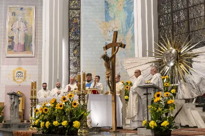 Wrześniowe nabożeństwo fatimskie, będące odpowiedzią na wezwanie Maryi do modlitwy i pokuty, odbyło się w ubiegły wtorek, 13 dnia miesiąca. Tym razem w Katedrze Rzeszowskiej zostało przygotowane przez parafie św. Michała Archanioła oraz św. Jadwigi Królowej.
Nabożeństwo rozpoczęło się odczytaniem próśb i podziękowań do Matki Bożej Fatimskiej, w intencji których następnie sprawowana była Msza Święta. Uroczystej, koncelebrowanej liturgii przewodniczył ks. Tomasz Gałuszka – wikariusz parafii św. Jadwigi.
Słowo Boże wygłosił ks. Grzegorz Kot – Diecezjalny Duszpasterz Trzeźwości i Osób Uzależnionych. Nawiązał do liturgii słowa z dnia, podkreślając trafne powiązanie z Tajemnicą Fatimską. „Niejedna matka dzisiaj płacze, jak owa kobieta z Nain, nad śmiercią swojego dziecka. Niejedna matka płacze, patrząc na pogubienie swojego dziecka – że życie mu nie wychodzi, że się poplątało, że nie chodzi do kościoła, nie modli się. Ową matką jest również Kościół, który płacze, kiedy się gubimy, kiedy w naszym sercu zaczyna kiełkować grzech i zaczynamy odchodzić. Trzeba nam stanąć w prawdzie i uderzyć się we własne piersi – i po to tu jesteśmy, aby modlitwą różańcową złożyć zadośćuczynienie za grzechy swoje i całego świata”.
„To nabożeństwo winno nas wprowadzać w osobistą retrospekcję, rachunek sumienia – czy oby jestem bratem dla brata? Bo może w moje serce wkradło się porównywanie, osądzanie, obmowa wobec tych, którzy się pogubili na drogach swojego życia” – mówił dalej ks. Grzegorz.
Kaznodzieja zachęcał do odpowiedzi na wołanie Matki Bożej w Fatimie i porzucenie obaw, strachu i niepewności. „Może nam się wydawać, gdyby Bóg na naszych oczach dotknął trumny, kogoś wskrzesił, byłoby nam łatwiej wierzyć. Nic bardziej mylnego. Wystarczy zerknąć na Łazarza i bogacza, wołającego: Ojcze Abrahamie, poślij kogoś z umarłych do żyjących, a na pewno uwierzą. Poślij kogoś. Bóg posyła Matkę do dzieci w Fatimie, a idąc dalej – posyła dzieci. O co prosi Matka Boża w Fatimie? O pokutę i różaniec. Trzecia Tajemnica Fatimska może przerażać, ale tych, co wierzą, nie powinna. Jeżeli w Twoim sercu jest wiara, nie stanie ci się krzywda”.
Po zakończonej liturgii Mszy Świętej wierni polecali swoje intencje w modlitwie różańcowej przy figurze Matki Bożej Fatimskiej. Modlitwę prowadzili ks. Rafał Kłos (wikariusz parafii św. Michała Archanioła) oraz diakoni. Ze względu na trwający remont schodów zrezygnowano z procesji. Nabożeństwo zakończono odśpiewaniem Apelu Jasnogórskiego o godz. 21.00. Następnie jeszcze przez godziną trwała indywidualna adoracja Najświętszego Sakramentu.
Posługę muzyczną podjął chór Michael z parafii św. Michała Archanioła w Rzeszowie oraz orkiestra dęta prowadzona przez p. Tadeusza Cielaka. Obecne były także poczty sztandarowe, przedstawiciele Rycerzy Kolumba i Bractwa św. Michała Archanioła.
Ostatnie w tym roku nabożeństwo fatimskie odbędzie się 13 października. W Katedrze Rzeszowskiej będzie prowadzone przez Wyższe Seminarium Duchowne w Rzeszowie.

fot. Joanna Prasoł 