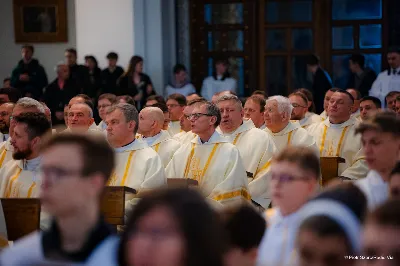 W Wielki Czwartek o godz. 10.00 w naszej Katedrze bp Jan Wątroba przewodniczył Mszy Krzyżma. Jest ona wyrazem jedności i wspólnoty duchowieństwa diecezji. Podczas tej Mszy Świętej biskup poświęcił olej chorych, katechumenów oraz olej krzyżma. Księża koncelebrujący z biskupem Eucharystię odnowili przyrzeczenia kapłańskie. W koncelebrze wzięli udział bp Kazimierz Górny, bp Edward Białogłowski oraz ponad 200 kapłanów z całej diecezji. W Eucharystii wzięli również udział licznie zebrani ministranci, lektorzy, animatorzy, ceremoniarze, członkowie scholi parafialnych i dziewczęcej służby maryjnej. Podczas Mszy Świętej zaśpiewał chór męski pod dyrekcją ks. Andrzeja Widaka. Przy organach zasiadł ks. Julian Wybraniec. fot. Piotr Szorc