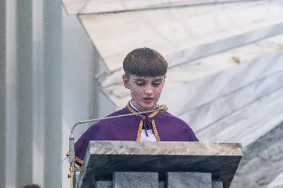 W IV Niedzielę Wielkiego Postu, podczas Mszy Świętej o godz. 12:00, ks. Krzysztof Gołąbek – proboszcz naszej Katedry, przyjął do grona Liturgicznej Służby Ołtarza dziesięciu nowych ministrantów! Po odpowiednim przygotowaniu, pod czujnym okiem ks. Pawła Wójcika oraz animatorów, chłopcy otrzymali stopień ministranta choralisty – po raz pierwszy założyli kołnierzyki i otrzymali legitymacje ministranckie. To wyjątkowy moment i ogromna radość dla naszej wspólnoty! 
Serdecznie gratulujemy chłopcom odwagi oraz życzymy wytrwałości w tej pięknej służbie przy Ołtarzu Pana Jezusa. 
Jeśli chcesz dołączyć do grona ministrantów – serdecznie zapraszamy! Zainteresowanych prosimy o kontakt z ks. Pawłem Wójcikiem.
 fot. Joanna Prasoł