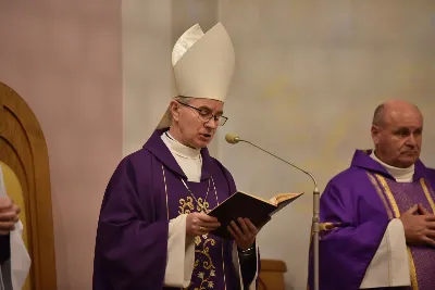 Mszy św. w Środę Popielcową na rozpoczęcie Wielkiego Postu w katedrze rzeszowskiej przewodniczył bp Jan Wątroba. Eucharystię koncelebrowali: ks. Łukasz Cyrnek, ks. Krzysztof Golas, ks. Krzysztof Gołąbek, ks. Sławomir Jeziorski, ks. Dominik Kiełb, ks. Jakub Nagi i ks. Nikodem Rybczyk.
Homilię wygłosił ks. Julian Wybraniec, wikariusz parafii katedralnej. Kaznodzieja w rozważaniu mówił o symbolice popiołu, którym w Środę Popielcową posypuje się głowy uczestników liturgii.
Po homilii odbył się obrzęd wybrania i wpisania imion do księgi katechumenów dwóch kobiet, które, jako dorosłe, przygotowują się do przyjęcia sakramentów inicjacji chrześcijańskiej.
Następnie odbył się obrzęd posypania popiołem.
Podczas Mszy św. posługę muzyczną pełniła Katedralna Schola Liturgiczna. Eucharystia była transmitowana przez Katolickie Radio VIA.
fot. ks. Jakub Oczkowicz