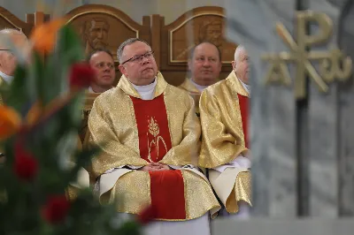 „Eucharystia powinna nas prowadzić do odkrycia kapłańskiej misji Ludu Bożego, kapłańskiej misji każdego z nas” – powiedział Biskup Rzeszowski podczas Mszy Wieczerzy Pańskiej, której przewodniczył w katedrze rzeszowskiej w Wielki Czwartek, 2 kwietnia 2026 r.
Podczas uroczystej liturgii Wielkiego Czwartku w katedrze rzeszowskiej, której przewodniczył bp Jan Wątroba, wierni zostali zaproszeni do refleksji nad tajemnicą Eucharystii, kapłaństwa oraz powołania całego Ludu Bożego do udziału w misji Chrystusa. Na zakończenie homilii biskup zachęcił do szczególnej modlitwy za kapłanów, zwłaszcza tych przeżywających trudności i kryzysy. „Panie Jezu, dobry pasterzu i towarzyszu wędrówki, dziś powierzamy Ci wszystkich kapłanów, ale zwłaszcza tych, którzy przechodzą chwilę kryzysu” – powiedział Biskup Rzeszowski. Wezwał także wspólnotę wiernych do troski o kapłanów poprzez modlitwę, życzliwość i wsparcie.
Wielkoczwartkowa liturgia w katedrze rzeszowskiej stała się nie tylko dziękczynieniem za dar Eucharystii i kapłaństwa, ale także wezwaniem do odnowienia świadomości odpowiedzialności każdego wiernego za życie Kościoła i świadectwo wiary w świecie. fot. ks. Jakub Oczkowicz