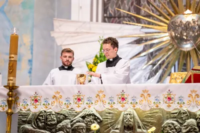 Ponad 100 lat temu, w roku 1917 r. w Fatimie, Matka Boża każdego 13. dnia miesiąca od maja do października objawiała się trójce dzieci: Łucji, Hiacyncie i Franciszkowi. Prosiła ich wówczas o odmawianie modlitwy różańcowej w intencji pokoju na świecie i nawrócenia grzeszników. Wzorem tych wydarzeń w wielu parafiach w Polsce i na świecie prowadzone są nabożeństwa fatimskie. Nie inaczej jest w rzeszowskiej katedrze, gdzie 13 października zakończono cykl tegorocznych spotkań modlitewnych przy figurze Pani Fatimskiej. Wieczór fatimski rozpoczął się o godz. 18:40 odczytaniem próśb i podziękowań do Matki Bożej Fatimskiej. Wcześniej wierni mogli skorzystać z sakramentu pokuty. O godz. 19:00 odprawiono uroczystą Mszę Świętą, której przewodniczył ks. Andrzej Szpaczyński – ojciec duchowny w Wyższym Seminarium Duchownym w Rzeszowie. Wygłosił on także homilię, w której nawiązał do liturgii słowa z dnia, przyrównując ją do myślenia współczesnego człowieka. „Jezus mówi do nas «Kto nie jest ze mną, jest przeciwko mnie». Można pomyśleć: jestem teraz w kościele, modlę się, spowiadam, przyjmuję sakramenty, ale czy rzeczywiście jestem z Jezusem czy tylko z Nim bywam? Czy jestem w Jego obecności cały czas czy jedynie bywam z Nim przez pewne chwile w ciągu dnia? Być z Jezusem to być po Jego stronie, mieć podobne myślenie, jak On, które przejawia się w czynach, podejmowanych decyzjach, a także w patrzeniu na drugiego. To wiara jest filtrem, który pozwala zobaczyć w drugim człowieku nie przeciwnika, ale brata – nawet jeśli jest on inny lub myśli inaczej. Wiara może pomagać wchodzić z nim w relację. Warto zadać sobie pytanie: czy mam w sobie ten filtr, ten sposób patrzenia, dzięki któremu jestem po stronie Jezusa?”. Następnie celebrans przywołał wydarzenia z portugalskiego miasteczka: „Choć nie jesteśmy świadkami cudu słońca, który zobaczył dziesięciotysięczny tłum 13 października 1917 w Fatimie, to słyszymy dzisiaj wezwanie do nawrócenia i pokuty. Każdy z nas jest wezwany, by się nawracać. Być może nawróceniu powinno ulec nasze spojrzenie na innych, by zobaczyć w nich dobro, a na świat patrzeć z wiarą”. Mszę Świętą koncelebrowali ks. Bogusław Babiarz – dyrektor administracyjny WSD w Rzeszowie, ks. Krzysztof Gołąbek – proboszcz parafii katedralnej oraz ks. Michał Rurak – katedralny wikariusz. Posługę w czasie liturgii pełnili alumni rzeszowskiego seminarium, którzy wraz z diakonem Łukaszem prowadzili także modlitwę różańcową z rozważaniami opartymi o historię błogosławionej rodziny Ulmów. Korzystając z ciepłej, jesiennej pogody po zakończonej Mszy Świętej odbyła się procesja na placu przed świątynią z figurą Pani Fatimskiej. Wierni z świecami w rękach zawierzali siebie, swoje rodziny i wszelkie troski w modlitwie różańcowej. Duchowo łączyli się z nimi słuchacze katolickiego radia VIA, które transmitowało całe nabożeństwo. Przed wyśpiewaniem Apelu Jasnogórskiego ks. Krzysztof, proboszcz parafii katedralnej, podsumował tegoroczne nabożeństwa fatimskie, dziękując wiernym za uczestnictwo w uwielbieniu Boga za przyczyną Pani Fatimskiej. W sposób szczególny podziękowania skierował do braci alumnów z roku propedeutycznego, życząc, aby modlitwa przy figurze Matki Bożej z Fatimy umacniała rozeznawanie drogi ich powołania. Wyrazy wdzięczności popłynęły w stronę kapłanów z dekanatu Rzeszów-Katedra, sióstr zakonnych, orkiestry pod batutą Tadeusza Cielaka, która uświetniała każde z tegorocznych nabożeństw oraz słuchaczy katolickiego radia VIA. Do godz. 22:00 w świątyni trwała adoracja Najświętszego Sakramentu, w której wierni licznie uczestniczyli. Od listopada do kwietnia 13. dnia miesiąca w świątyni katedralnej prowadzona jest modlitwa różańcowa przy figurze Matki Bożej Fatimskiej o godz. 17:30. Niech wezwanie Maryi do codziennej modlitwy różańcowej przyświeca nam nie tylko w październiku i przy okazji nabożeństw fatimskich, ale każdego dnia. 
tekst: Angelika Karnasiewicz 
fot. Jola Warchoł