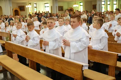 Maj to dla wielu najpiękniejszy miesiąc w roku. W liturgii Kościoła szczególnie wtedy czcimy Maryję oraz radujemy się ze Zmartwychwstania Pańskiego. W niedzielę 8 maja w naszej Katedrze dzieci z klas III doświadczyły równie wielkiej radości po raz pierwszy w pełni uczestnicząc we Mszy Świętej. To niezwykłe spotkanie z Chrystusem w Komunii Świętej zostało poprzedzone przygotowaniem poprzez katechezy w szkole i spotkania w parafii, a także spowiedzią. Poprzez niedzielne Eucharystie o godz. 12.00 i 13.30 celebrowane przez ks. Krzysztofa Gołąbka, proboszcza naszej Katedry, 88 dzieci rozpoczęło wielką przygodę z Jezusem ukrytym w Najświętszym Sakramencie. Towarzyszyli im rodzice, którzy wraz ze swoimi dziećmi przygotowywali się do tego wydarzenia, a także najbliższa rodzina. Posługę w liturgii Mszy Świętej pełniły dzieci pierwszokomunijne oraz ich rodzice.
Wielka radość serc dzieci komunijnych promieniowała na wszystkich uczestników Mszy Świętej i przypominała zebranym na liturgii, że spotkanie z Jezusem Eucharystycznym to przywilej i wielkie szczęście. Czas tej wielkiej radości został przedłużony przez „Biały Tydzień”, w którym dzieci uczestniczyły w wieczornej Eucharystii, przyjmując Jezusa do swoich serc. 

Wszystkim dzieciom, które w tym roku przeżywały swoją Pierwszą Komunię Świętą, życzymy, aby nie gasł w nich zapał do poznawania Jezusa i Jego nauki, a radość, jaka towarzyszyła tym dniom, była nieodłączną towarzyszką ich spotkań z Jezusem w Eucharystii. A s. Julicie i ks. Julianowi dziękujemy za serce włożone w przygotowanie dzieci do tego wielkiego wydarzenia.

fot. Paweł Styka