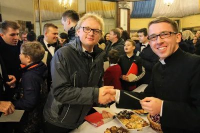 26 grudnia o godz. 12.00 Mszy Świętej w naszej Katedrze przewodniczył Ks. Bp Kazimierz Górny. Podczas Mszy Świętej śpiewał chór katedralny Pueri Cantores Resovienses. Po Mszy Świętej Ksiądz Biskup wraz z chórzystami dzielili się opłatkiem.
fot. Andrzej Kotowicz