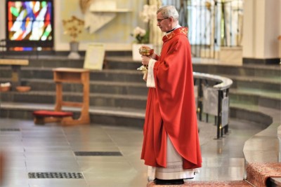 Mszą Świętą w naszej Katedrze rozpoczęły się XVI Mistrzostwa Polski Liturgicznej Służby Ołtarza w piłce nożnej o puchar „KnC”. W rozgrywkach 28 i 29 lipca 2021 r. weźmie udział 72 drużyny z 20 diecezji i 2 prowincji zakonnych. Zawody odbywają się ku pamięci śp. ks. Tomasza Blicharza.  Eucharystii przewodniczył bp Jan Wątroba. Mszę św. koncelebrowało ponad 40 księży – głównie opiekunowie drużyn sportowych z różnych diecezji. W Eucharystii uczestniczyła Stanisława Blicharz i Marcin Blicharz, mama i brat ks. Tomasz Blicharza, któremu dedykowany jest tegoroczny turniej (ks. Blicharz był przez wiele lat duszpasterzem Liturgicznej Służby Ołtarza Diecezji Rzeszowskiej, a także inicjatorem i głównym organizatorem poprzednich edycji mistrzostw LSO, które odbyły się w Rzeszowie w 2016 i 2018 r. Zmarł 17 października 2020 r. w wieku 39 lat). Po Mszy św. sportowcy z Liturgicznej Służby Ołtarza rozjechali się do czterech hal sportowych i na 8 Orlików na terenie Rzeszowa, Łąki, Trzebowniska i Tyczyna.  W zawodach uczestniczy 72 drużyny z 20 diecezji i 2 prowincji zakonnych w Polsce – jest to blisko 800 sportowców. Rywalizacja odbywa się w trzech kategoriach wiekowych: ministrant (roczniki urodzenia 2009-2013), lektor młodszy (2005-2008) i lektor starszy (2000-2004).  Diecezje rzeszowską reprezentują parafie: Gorlice (pw. Narodzenia NMP) i Rzeszów (pw. Bożego Ciała) w kategorii ministrant; Górno, Łowisko i Błażkowa w kategorii lektor młodszy oraz Zaczernie, Cmolas, Hermanowa, Rzeszów (pw. św. Mikołaja) i Tarnowiec w kategorii lektor starszy.  W poniedziałek, 28 czerwca zostaną rozegrane eliminacje. Drugi dzień zawodów również rozpocznie się Mszą św. w rzeszowskiej katedrze – Eucharystii będzie przewodniczył bp Edward Białogłowski. Ceremonię wręczenia nagród i zakończenia przewidziano na godz. 15.00 w Hali Sportowej Młodzieżowego Ośrodka Socjoterapii przy ul. Miłocińskiej w Rzeszowie.  Głównym organizatorem turnieju jest miesięcznik „KnC” – „Króluj nam Chryste”. Gospodarzami są: Diecezja Rzeszowska i Liturgiczna Służba Ołtarza Diecezji Rzeszowskiej.  Tekst i zdjęcia: ks. Tomasz Nowak 