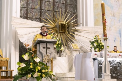 3 kwietnia 2021 r. bp Jan Wątroba przewodniczył liturgii Wigilii Paschalnej w naszej Katedrze. Podczas Mszy Świętej cztery osoby: Patrycja Dominika, Bartłomiej, Dawid Mateusz i Olech przyjęli sakrament chrztu, bierzmowania i Eucharystii.  Neofici przygotowywali się do przyjęcia sakramentów wtajemniczenia chrześcijańskiego w Diecezjalnym Centrum Katechumenatu Dorosłych, które mieści się przy parafii Miłosierdzia Bożego w Rzeszowie (ul. Kardynała K. Wojtyły 114) . Przygotowanie rozpoczyna się we wrześniu i trwa do uroczystości Zesłania Ducha Świętego. Centralnym wydarzeniem formacji jest Wigilia Paschalna, podczas której katechumeni przyjmują sakrament chrztu, bierzmowania i Eucharystii.  fot. Joanna Prasoł 