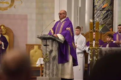 Mszy św. w Środę Popielcową na rozpoczęcie Wielkiego Postu w katedrze rzeszowskiej przewodniczył bp Jan Wątroba. Eucharystię koncelebrowali: ks. Łukasz Cyrnek, ks. Krzysztof Golas, ks. Krzysztof Gołąbek, ks. Sławomir Jeziorski, ks. Dominik Kiełb, ks. Jakub Nagi i ks. Nikodem Rybczyk.
Homilię wygłosił ks. Julian Wybraniec, wikariusz parafii katedralnej. Kaznodzieja w rozważaniu mówił o symbolice popiołu, którym w Środę Popielcową posypuje się głowy uczestników liturgii.
Po homilii odbył się obrzęd wybrania i wpisania imion do księgi katechumenów dwóch kobiet, które, jako dorosłe, przygotowują się do przyjęcia sakramentów inicjacji chrześcijańskiej.
Następnie odbył się obrzęd posypania popiołem.
Podczas Mszy św. posługę muzyczną pełniła Katedralna Schola Liturgiczna. Eucharystia była transmitowana przez Katolickie Radio VIA.
fot. ks. Jakub Oczkowicz
