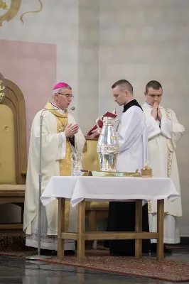 W Wielki Czwartek o godz. 10.00 w naszej Katedrze bp Jan Wątroba przewodniczył Mszy Krzyżma. Jest ona wyrazem jedności i wspólnoty duchowieństwa diecezji. Podczas tej Mszy Świętej biskup poświęcił olej chorych, katechumenów oraz olej krzyżma. Księża koncelebrujący z biskupem Eucharystię odnowili przyrzeczenia kapłańskie.
W koncelebrze wzięli udział bp Kazimierz Górny, bp Edward Białogłowski oraz 204 kapłanów z całej diecezji. W Eucharystii wzięli również udział licznie zebrani ministranci, lektorzy, animatorzy, ceremoniarze, członkowie scholi parafialnych i dziewczęcej służby maryjnej.
Podczas Mszy Świętej zaśpiewał chór Wyższego Seminarium Duchownego pod dyrekcją ks. dra Andrzeja Widaka. Przy organach zasiadł ks. Julian Wybraniec.
Fot. Małgorzata Ryndak