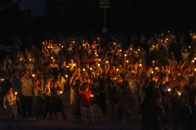 W niedzielę 13 sierpnia przeżywaliśmy kolejne w tym roku Nabożeństwo Fatimskie. O godz. 18.40 zostały przedstawione prośby i podziękowania do Matki Bożej Fatimskiej, w intencji których sprawowana była także Msza Święta. Eucharystii przewodniczył ks. Piotr Fortuna (proboszcz parafii Rzeszów-Matysówka), homilię zaś wygłosił ks. Jan Pyziak (proboszcz parafii Rzeszów-Matysówka w latach 1985-2018). Po Mszy Świętej wyruszyła procesja z figurą Matki Bożej, podczas której modlitwę różańcową prowadzili przedstawiciele parafii Rzeszów-Zalesie wraz ze swoim duszpasterzem ks. Łukaszem Jaskiem. Modlitwę ubogaciła obecność Orkiestry Dętej pod dyrekcją Tadeusza Cielaka. Nabożeństwo zakończył Apel Jasnogórski. fot. Joanna Prasoł