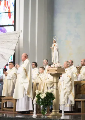 26 maja dla parafii katedralnej w Rzeszowie był szczególnym dniem dziękczynienia za dar kapłaństwa i znakiem obecności Maryi. W tym dniu parafianie przywitali peregrynującą w diecezji rzeszowskiej figurę Matki Bożej Fatimskiej i modlili się z księżmi, którzy obchodzili 10. rocznicę swoich święceń prezbiteratu.
Przed rozpoczęciem uroczystej Eucharystii pod przewodnictwem bpa Kazimierza Górnego, wierni zgromadzeni w świątyni przywitali figurę Matki Bożej Fatimskiej. O godz. 18.00 rozpoczęła się Msza Święta koncelebrowana przez 15 kapłanów wyświęconych 26 maja 2012 r. i sprawowana jako dziękczynienie za dar powołania do kapłaństwa. Bp Kazimierz w homilii przywołał wspomnienia z tego dnia, kiedy diecezja rzeszowska wzbogaciła się o nowych księży, którzy po raz pierwszy celebrowali z nim Eucharystię. Podkreślił także znaczenie codziennej kapłańskiej posługi, która wymaga trudu i poświęcenia w imię Chrystusa. Jubileusz 10-lecia kapłaństwa obchodzili: ks. Wojciech Chrostowski pochodzący z Gorlic (Fara), ks. Mirosław Dziadosz z Jasła (Chrystusa Króla), ks. Paweł Gąsior z Rożnowic, ks. Damian Jacek z Czudca, ks. Mirosław Kardaś ze Strzyżowa (św. J.S. Pelczara), ks. Tomasz Kołodziej z Trzebosi, ks. Filip Mikuła z Rzeszowa (Katedra), ks. Mateusz Mycek z Sędziszowa Małopolskiego (Fara), ks. Marcin Pokrywka z Przeworska (Ojcowie Bernardyni, diec. przemyska), ks. Nikodem Rybczyk z Gorlic (Fara), ks. Tomasz Ryczek z Turzy (diec. tarnowska), ks. Paweł Sikora z Rzeszowa (Zwięczyca – św. Józefa), ks. Krzysztof Wilczkiewicz z Gorlic (Glinik), ks. Tomasz Wójcik z Niewodnej oraz ks. Julian Wybraniec z Rzeszowa (św. Rocha). Po Mszy Świętej odśpiewano Litanię Loretańską przy wystawionym Najświętszym Sakramencie, po czym miała miejsce adoracja prywatna do godz. 20.30. Następnie odmówiono radosną część różańca i odśpiewano Apel Jasnogórski. Także przez kolejny dzień wierni mogli zawierzać swoje intencje Maryi w kolejnych częściach modlitwy różańcowej. W piątek po Mszy Świętej wieczornej figurę Matki Bożej przekazano do parafii Opatrzności Bożej w Rzeszowie. 
Peregrynacja figury Matki Bożej Fatimskiej w diecezji rzeszowskiej odbywa się z okazji 30. rocznicy powstania diecezji. Od 25 marca 2022 figura Matki Bożej Fatimskiej jest przekazywana do poszczególnych parafii diecezji i połączona z adoracją Najświętszego Sakramentu. 
Angelika Karnasiewicz, fot. Małgorzata Ryndak