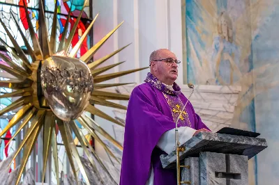 W III niedzielę Wielkiego Postu, 3 marca, podczas Mszy Świętej o godz. 12.00 ks. Krzysztof Gołąbek - proboszcz naszej Katedry, przyjął do grona Liturgicznej Służby Ołtarza dwunastu chłopców. Po odpowiednim przygotowaniu, pod czujnym okiem ks. Pawła Wójcika – opiekuna ministrantów oraz ceremoniarza Rafała Waszczaka i animatorów-praktykantów, otrzymali stopień ministranta choralisty, po raz pierwszy mogli ubrać kołnierzyki, a także otrzymali legitymacje ministranckie. To wielka radość dla naszej parafii. Gratulujemy chłopcom odwagi oraz życzymy wytrwałości w tym pięknym powołaniu, jakim jest służba przy Ołtarzu Pana Jezusa. Podczas Mszy Świętej zaśpiewała Dziewczęca Schola Katedralna.
Zapraszamy wszystkich chętnych chłopców do wstąpienia w szeregi katedralnej Liturgicznej Służby Ołtarza. Zainteresowanych prosimy o kontakt z ks. Pawłem Wójcikiem.
Rafał Waszczak
fot. Joanna Prasoł