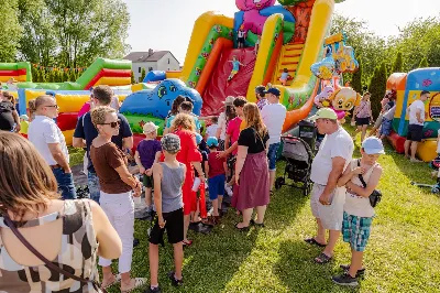 W piątek 13 sierpnia przeżywaliśmy kolejne w tym roku Nabożeństwo Fatimskie. O godz. 18.40 zostały przedstawione prośby i podziękowania do Matki Bożej Fatimskiej, w intencji których sprawowana była także Msza Święta. Eucharystii przewodniczył ks. Piotr Fortuna (proboszcz parafii Rzeszów-Matysówka), homilię zaś wygłosił ks. Jan Pyziak (proboszcz parafii Rzeszów-Matysówka w latach 1985-2018). Po Mszy Świętej wyruszyła procesja z figurą Matki Bożej, podczas której modlitwę różańcową prowadzili przedstawiciele parafii Rzeszów-Zalesie wraz ze swoim duszpasterzem ks. Marcinem Jaraczem. Modlitwę ubogaciła obecność Orkiestry Dętej pod dyrekcją Tadeusza Cielaka. Nabożeństwo zakończył Apel Jasnogórski. fot. Małgorzata Ryndak