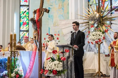 Uroczystość Chrystusa Króla to także święto Akcji Katolickiej i KSM-u. Centralnej uroczystości w Katedrze przewodniczył biskup diecezjalny Jan Wątroba. Eucharystię koncelebrowało 25 księży, wśród nich ks. Stanisław Potera – asystent diecezjalny AK i ks. Tomasz Ryczek – asystent diecezjalny KSM. Po wyznaniu wiary 88 młodych osób złożyło przyrzeczenie Katolickiego Stowarzyszenia Młodzieży. Obrzęd przyrzeczenia prowadził Paweł Grodzki – prezes KSM Diecezji Rzeszowskiej. Ceremonia zakończyła się odśpiewaniem hymnu KSM i zawołaniem: „Przez cnotę, naukę i pracę, służyć Bogu i Ojczyźnie, Gotów!”

Po Komunii św. bp Jan Wątroba, razem z ks. Stanisławem Poterą, wręczył nominacje 20 nowym prezesom oddziałów parafialnych Akcji Katolickiej. Krótkie przemówienia wypowiedzieli kolejno: Jeremi Kalkowski – prezes Zarządu Diecezjalnego Instytutu AK i Paweł Grodzki.

Po Komunii św. wszyscy zebrani uklękli przed Najświętszym Sakramentem. Biskup Ordynariusz odczytał Jubileuszowy Akt Przyjęcia Jezusa Chrystusa za Króla i Pana.

Po Mszy św. bp Jan Wątroba wręczył odznaki i legitymacje nowym członkom KSM.

fot. Fotografiarzeszow