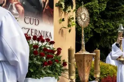 W piątek 13 sierpnia przeżywaliśmy kolejne w tym roku Nabożeństwo Fatimskie. O godz. 18.40 zostały przedstawione prośby i podziękowania do Matki Bożej Fatimskiej, w intencji których sprawowana była także Msza Święta. Eucharystii przewodniczył ks. Piotr Fortuna (proboszcz parafii Rzeszów-Matysówka), homilię zaś wygłosił ks. Jan Pyziak (proboszcz parafii Rzeszów-Matysówka w latach 1985-2018). Po Mszy Świętej wyruszyła procesja z figurą Matki Bożej, podczas której modlitwę różańcową prowadzili przedstawiciele parafii Rzeszów-Zalesie wraz ze swoim duszpasterzem ks. Marcinem Jaraczem. Modlitwę ubogaciła obecność Orkiestry Dętej pod dyrekcją Tadeusza Cielaka. Nabożeństwo zakończył Apel Jasnogórski. fot. Małgorzata Ryndak