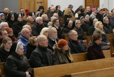 „Jesteśmy tutaj po to, aby spłacać dług wdzięczności wobec Pana Boga za żywą mowę, jaką kieruje do nas za pośrednictwem św. Józefa Sebastiana Pelczara” – mówił ks. Wiesław Szurek podczas Mszy św. w katedrze rzeszowskiej 19 stycznia 2019 r. z okazji uroczystości św. Józefa Sebastiana Pelczara, głównego patrona diecezji rzeszowskiej. Uczestnicy Mszy św. modlili się również za Pawła Adamowicza, zmarłego tragicznie prezydenta Gdańska, w dniu jego pogrzebu.  Mszy św. przewodniczył bp Edward Białogłowski. W koncelebrze uczestniczyli infułaci: ks. Stanisław Mac i ks. Wiesław Szurek oraz dwunastu duchownych. Ponadto podczas Eucharystii modlili się kapłani z Kapituły Katedralnej w Rzeszowie i jeden kanonik Kapituły Kolegiackiej w Kolbuszowej. Wśród świeckich zgromadzonych w katedrze były siostry ze Zgromadzenia Służebnic Najświętszego Serca Jezusowego, które założył św. Józef Sebastian Pelczar oraz władze Rzeszowa na czele z prezydentem Tadeuszem Ferencem.  Homilię wygłosił ks. Wiesław Szurek. „Jesteśmy tutaj po to, aby spłacać dług wdzięczności wobec Pana Boga za żywą mowę jaką kieruje do nas za pośrednictwem św. Józefa Sebastiana Pelczara” – mówił kaznodzieja. Z słów i działań św. Józefa Sebastiana Pelczara ks. Szurek przywołał między innymi te, które odnosiły się do Ojczyzny. „Jak mówią świadkowie życia bp. Pelczara, lubił często mówić, że zaraz po Bogu miłuje Ojczyznę, matkę, która rodzi i wychowuje” – mówił duchowny.  Kaznodzieja przypomniał historię „Świecy niepodległości” przekazanej kardynałom z Polski przez papieża Piusa IX w 1867 roku. „Ksiądz Pelczar, jako rzymski student mieszkający w Kolegium Polskim w Rzymie, był świadkiem jak przyjaciel Polaków, papież Pius IX, podarował kardynałom świecę z życzeniem, aby przywieźli ją do Warszawy dopiero wówczas, gdy Polska będzie wolna. I tak się stało. W 1920 r. bp Józef Sebastian Pelczar, wtedy jako senior Episkopatu Polski, został poproszony do Warszawy, aby dwa lata po odzyskaniu niepodległości, rozpalić płomień tej świecy” – mówił ks. Szurek.  Zwracając uwagę na aktywność bp. Pelczara, kaznodzieja podkreślił, że jego szeroko zakrojone działania miały solidny fundament w głębokiej duchowości. „Wielokierunkowa działalność bp. Pelczara nie była czczym aktywizmem, ale wyrastała z głębokiego życia wewnętrznego. (…) Jako człowiek, chrześcijanin, Polak, pasterz propagował życie duchowe głębokie i dawał jego przykład. Porównywał to życie do budowy domu, którego projektodawcą i budowniczym jest Jezus Chrystus, a człowiek wolnym i rozumnym współpracownikiem. Tworzywem i narzędziem jest łaska Boża poprzez modlitwę i znaki sakramentalnej bliskości z Eucharystią na czele. Taka budowa nie może się obyć bez solidnego oczyszczenia, bez powstania ze wszelkich przywar słabości i grzechów” – podkreślił infułat.  Na zakończenie Mszy św. bp Edward Białogłowski powiedział o kronice archidiecezji przemyskiej, w której są opisane wizytacje parafialne przeprowadzone przez bp. Pelczara. „Biskup podczas wizytacji, jeśli w parafii była synagoga i cerkiew, zawsze chciał się spotkać z miejscowym rabinem i proboszczem parafii greckokatolickiej. Choć nie odprawiali razem nabożeństwa, bp Pelczarowi bardzo zależało na tych spotkaniach, gdyż mówił, że tam gdzie w sercu ludzi jest Bóg i Jego miłość, można być spokojnym o teraźniejszość i przyszłość. Jeśli miłość zostaje wypędzona, człowiek staje się straszny. Strzeżmy miłości w naszych sercach” – zachęcił biskup.  Podczas Mszy św. śpiewał chór katedralny „Pueri Cantores Resovienses”.  Przed Mszą św. członkowie Kapituły Katedralnej uczestniczyli w nieszporach, którym przewodniczył ks. Marcin Pater, wikariusz parafii katedralnej. Hymny, antyfony i psalmy podczas nabożeństwa wykonał chór Wyższego Seminarium Duchownego w Rzeszowie.  fot. ks. Tomasz Nowak