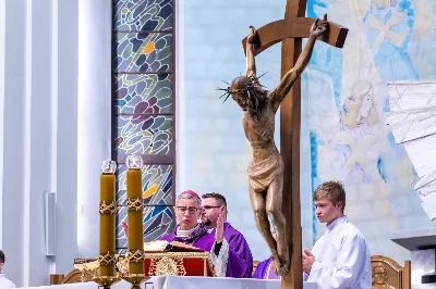 W Środę Popielcową (14 lutego) biskup Jan Wątroba odprawił w katedrze rzeszowskiej Mszę Świętą na rozpoczęcie Wielkiego Postu. Homilię wygłosił ks. dr Paweł Koleśnikowicz, który prowadzi rekolekcje wielkopostne w parafii katedralnej. Podczas Eucharystii odbył się obrzęd posypania głów popiołem. Śpiew podczas liturgii prowadziła Katedralna Schola Liturgiczna. Liturgia była transmitowana przez Radio VIA. fot. Joanna Prasoł