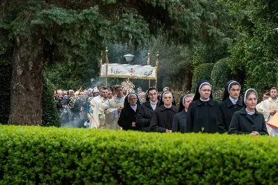 O świcie w Niedzielę Zmartwychwstania została odprawiona uroczysta Mszy św. w rzeszowskiej katedrze. Eucharystię poprzedziła procesja rezurekcyjna z Najświętszym Sakramentem. W oprawie muzycznej celebracji wziął udział katedralny chór chłopięco-męski Pueri Cantores Resovienses oraz katedralna orkiestra dęta.
Dnia 31 marca 2024 r. o godz. 6 w rzeszowskiej katedrze na rozpoczęcie procesji rezurekcyjnej rozbrzmiało zawołanie: „Chrystus zmartwychwstał, prawdziwie zmartwychwstał”. Wyrazem radości paschalnej była procesja z Najświętszym Sakramentem dokoła katedry z udziałem licznie zgromadzonych wiernych, straży grobowej i orkiestry dętej.
Po zakończonej procesji, została odprawiona uroczysta Eucharystia pod przewodnictwem ks. Krzysztofa Gołąbka, prepozyta rzeszowskiej kapituły katedralnej i proboszcza miejscowej wspólnoty parafialnej. Homilię wygłosił ks. Michał Rurak, penitencjarz kapituły, który zachęcał do zgłębiania tajemnicy zmartwychwstania.

„Zmartwychwstania jest czymś jedynym i wyjątkowym w swoim rodzaju. Łatwo napisać i powiedzieć czym zmartwychwstanie nie jest. Ale napisać i powiedzieć czym zmartwychwstanie jest, to zadanie na całe życie, i to nie tylko dla teologa czy księdza. To zadanie dla każdego z nas. Najważniejsze zadanie w życiu, bo ono zdecyduje co z nami będzie” – mówił kaznodzieja.
Ks. Rurak ukazał konsekwencje zmartwychwstania Chrystusa dla każdego wierzącego w kontekście całej historii Boga i człowieka. Mówił: „Zmartwychwstanie nie dotyczy tylko przyszłości, czasu po śmierci. Ono ma także znaczenie dla naszej doczesności. Bo skoro życie ma prowadzić do Zmartwychwstania, to znaczy, że ma wartość samo w sobie, że trzeba je szanować i jak najlepiej przeżyć.”
Na zakończenie Eucharystii transmitowanej przez katolickie Radio „VIA”, katedralny chór chłopięco-męski Pueri Cantores Resovienses pod dyrekcją Aleksandry Fiołek-Matuszewskiej wykonał uroczyste „Alleluja” z oratorium G.F. Haendla. Po zakończonej Mszy św. rezurekcyjnej katedralna orkiestra dęta pod batutą Tadeusza Cielaka odegrała radosne utwory wielkanocne. fot. Joanna Prasoł