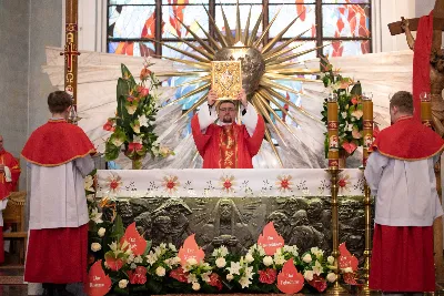 9 kwietnia w Katedrze 42 młodych osób z parafii katedralnej oraz 14 parafii Matki Bożej Częstochowskiej w Rzeszowie (Drabinianka) otrzymało sakrament bierzmowania, którego udzielił bp Jan Wątroba.
Przygotowania młodzieży trwały 2 lata, a odbywały się pod okiem ks. Krzysztofa, ks. Pawła, ks. Szczepana, s. Ewy oraz pani Agnieszki i obejmowały m.in. katechezy, spotkania formacyjne, a także przystąpienie do sakramentu pokuty. We wtorkowy wieczór kandydaci wraz ze swoimi świadkami, rodzicami, chrzestnymi czy też dziadkami zgromadzili się w Katedrze, by prosić o dary Ducha Świętego, umacniające w mężnym wyznawaniu wiary i postępowaniu według jej zasad.
Wszystkich zgromadzonych w świątyni przywitał ks. Krzysztof Gołąbek – proboszcz parafii katedralnej. Mszę Świętą koncelebrowali także ks. Tadeusz Pindara – proboszcz parafii Matki Bożej Częstochowskiej oraz kapłani posługujący w obydwu parafiach.
Następnie prośbę o udzielenie sakramentu bierzmowania zgromadzonym młodym oraz o modlitwę skierowali do Księdza Biskupa rodzice kandydatów.
W homilii bp Jan zachęcił młodych, aby w tym wyjątkowym dniu obrali Ducha Świętego za życiowego przewodnika towarzszącego im przy ważnych wyborach czy podchodzeniu do egzaminów – także tych życiowych. Wyjaśnił również znaczenie imienia Ducha Świętego – Paraklet – które tłumaczone z jęz. greckiego oznacza obrońcę, adwokata – nigdy prokuratora, nawet nie sędziego.
Będziecie moimi świadkami, gdy was umocni Duch Święty – mówi Pan Jezus. Niech nie będzie niedzieli i uroczystości bez udziału we Mszy Świętej – to jest moment dawania świadectwa. Właśnie przez zaangażowane, pełne uczestnictwo w najpiękniejszej modlitwie, jaką ma Kościół, czyli w Mszy Świętej, zdacie egzamin ze swojej dojrzałości chrześcijańskiej.
Na koniec celebrans odwołał się do obchodzonej poprzedniego dnia Uroczystości Zwiastowania Pańskiego i postawy Maryi wobec planu Bożego w Jej życiu oraz drogi, przez którą prowadził Ją Duch Święty. Podkreślił, że właśnie Maryja uczy, jak być uczennicą Ducha Świętego.
Po homilii miało miejsce odnowienie przyrzeczeń chrzcielnych. Następnie odbyła się najważniejsza część uroczystości – modlitwa Księdza Biskupa oraz namaszczenie krzyżmem każdego kandydata.
Sakrament bierzmowania jest koniecznym dopełnieniem sakramentu chrztu i wiąże się również z obraniem konkretnego patrona, którego życie i przymioty są wzorem dla młodego człowieka otrzymującego Ducha Świętego. Kandydat do bierzmowania ma więc okazję wybrać sobie świętego czy błogosławionego, którego droga do świętości najbardziej go zachwyciła. Może być to patron, którego imię nosi już od chrztu; może też wybrać sobie drugiego patrona. 
W związku z tym podczas namaszczenia krzyżmem biskup zwraca się do bierzmowanego nowo wybranym imieniem.
Po liturgii sakramentu bierzmowania miała miejsce modlitwa powszechna i liturgia eucharystyczna. Na koniec młodzi złożyli podziękowania Księdzu Biskupowi, Księżom Proboszczom oraz wszystkim, którzy poprzez swój wkład, posługę i zaangażowanie przyczynili się do przygotowania oraz przeżycia tej wyjątkowej uroczystości. Pamiątką było wspólne zdjęcie po zakończonej Mszy Świętej.
Posługę muzyczną w czasie uroczystości pełniła Katedralna Schola Liturgiczna pod dyrekcją ks. Juliana Wybrańca.

fot. Leszek Drzał
