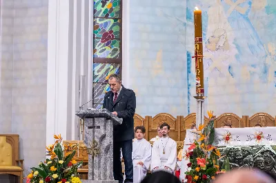 O świcie w Niedzielę Zmartwychwstania została odprawiona uroczysta Mszy św. w rzeszowskiej katedrze. Eucharystię poprzedziła procesja rezurekcyjna z Najświętszym Sakramentem. W oprawie muzycznej celebracji wziął udział katedralny chór chłopięco-męski Pueri Cantores Resovienses oraz katedralna orkiestra dęta.
Dnia 31 marca 2024 r. o godz. 6 w rzeszowskiej katedrze na rozpoczęcie procesji rezurekcyjnej rozbrzmiało zawołanie: „Chrystus zmartwychwstał, prawdziwie zmartwychwstał”. Wyrazem radości paschalnej była procesja z Najświętszym Sakramentem dokoła katedry z udziałem licznie zgromadzonych wiernych, straży grobowej i orkiestry dętej.
Po zakończonej procesji, została odprawiona uroczysta Eucharystia pod przewodnictwem ks. Krzysztofa Gołąbka, prepozyta rzeszowskiej kapituły katedralnej i proboszcza miejscowej wspólnoty parafialnej. Homilię wygłosił ks. Michał Rurak, penitencjarz kapituły, który zachęcał do zgłębiania tajemnicy zmartwychwstania.

„Zmartwychwstania jest czymś jedynym i wyjątkowym w swoim rodzaju. Łatwo napisać i powiedzieć czym zmartwychwstanie nie jest. Ale napisać i powiedzieć czym zmartwychwstanie jest, to zadanie na całe życie, i to nie tylko dla teologa czy księdza. To zadanie dla każdego z nas. Najważniejsze zadanie w życiu, bo ono zdecyduje co z nami będzie” – mówił kaznodzieja.
Ks. Rurak ukazał konsekwencje zmartwychwstania Chrystusa dla każdego wierzącego w kontekście całej historii Boga i człowieka. Mówił: „Zmartwychwstanie nie dotyczy tylko przyszłości, czasu po śmierci. Ono ma także znaczenie dla naszej doczesności. Bo skoro życie ma prowadzić do Zmartwychwstania, to znaczy, że ma wartość samo w sobie, że trzeba je szanować i jak najlepiej przeżyć.”
Na zakończenie Eucharystii transmitowanej przez katolickie Radio „VIA”, katedralny chór chłopięco-męski Pueri Cantores Resovienses pod dyrekcją Aleksandry Fiołek-Matuszewskiej wykonał uroczyste „Alleluja” z oratorium G.F. Haendla. Po zakończonej Mszy św. rezurekcyjnej katedralna orkiestra dęta pod batutą Tadeusza Cielaka odegrała radosne utwory wielkanocne. fot. Joanna Prasoł