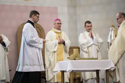 W Wielki Czwartek o godz. 10.00 w naszej Katedrze bp Jan Wątroba przewodniczył Mszy Krzyżma. Jest ona wyrazem jedności i wspólnoty duchowieństwa diecezji. Podczas tej Mszy Świętej biskup poświęcił olej chorych, katechumenów oraz olej krzyżma. Księża koncelebrujący z biskupem Eucharystię odnowili przyrzeczenia kapłańskie.
W koncelebrze wzięli udział bp Kazimierz Górny, bp Edward Białogłowski oraz 204 kapłanów z całej diecezji. W Eucharystii wzięli również udział licznie zebrani ministranci, lektorzy, animatorzy, ceremoniarze, członkowie scholi parafialnych i dziewczęcej służby maryjnej.
Podczas Mszy Świętej zaśpiewał chór Wyższego Seminarium Duchownego pod dyrekcją ks. dra Andrzeja Widaka. Przy organach zasiadł ks. Julian Wybraniec.
Fot. Małgorzata Ryndak