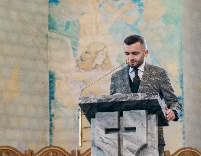 W V Niedzielę Wielkiego Postu, podczas Mszy Świętej o godz. 12:00, ks. Krzysztof Gołąbek – proboszcz naszej Katedry, przyjął do grona Liturgicznej Służby Ołtarza siedmiu nowych ministrantów. Po odpowiednim przygotowaniu, pod czujnym okiem ks. Pawła Wójcika oraz animatorów Adama i Miłosza, chłopcy otrzymali stopień ministranta choralisty – po raz pierwszy założyli kołnierzyki i otrzymali legitymacje ministranckie. To wyjątkowy moment i ogromna radość dla naszej wspólnoty! Podczas Mszy Świętej zaśpiewała Dziewczęca Schola Katedralna. Serdecznie gratulujemy chłopcom odwagi oraz życzymy wytrwałości w tej pięknej służbie przy Ołtarzu Pana Jezusa. Jeśli chcesz dołączyć do grona ministrantów – serdecznie zapraszamy! Zainteresowanych prosimy o kontakt z ks. Pawłem Wójcikiem.
fot. Antoni Ważny