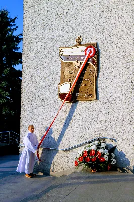 11 listopada 2018 r. o godz. 15.00 w katedrze rzeszowskiej, w ramach rzeszowskich obchodów Święta Niepodległości, odsłonięto tablicę upamiętniającą setną rocznicę odzyskania niepodległości przez Polskę. Tablicę poświęcił bp Jan Wątroba.  W uroczystości uczestniczyli głównie księża z dekanatu katedralnego. Przed odsłonięciem ks. Krzysztof Gołąbek, proboszcz parafii katedralnej, zwrócił uwagę na potrzebę wdzięczności. „Niech ta tablica będzie świadectwem tego, że pamiętamy; że jesteśmy wdzięczni najpierw Panu Bogu Bogu za dar wolnej Ojczyzny; że jesteśmy wdzięczni tym, którzy tę wolność i niepodległość nam wywalczyli, płacąc czasami najwyższą cenę – cenę życia. Ta tablica będzie także znakiem dla tych, którzy będą wchodzić do naszej rzeszowskiej katedry. (…) Przypomnieniem, że jesteśmy wezwani do odpowiedzialności za przyszłe losy naszej ojczyzny w myśl słów, które powiedział nasz Wielki Rodak, św. Jan Paweł II: «Wolność nie jest dana raz na zawsze. Trzeba ją stale zdobywać na nowo»” – mówił duchowny.  Odsłonięcia dokonali: bp Jan Wątroba, biskup rzeszowski, ks. Stanisław Mac, były proboszcz parafii katedralnej, ks. Stanisław Potera, dziekan dekanatu katedralnego i Tadeusz Ferenc, prezydent Rzeszowa.  Po odsłonięciu i poświęceniu odbyła się Msza św. w intencji ojczyzny, której przewodniczył bp Jan Wątroba. W homilii bp Wątroba, w nawiązaniu do fragmentów biblijnych o wdowach z Sarepty i Jerozolimy, mówił o ludzkiej drodze, która wiedzie od upokorzenia, przez zaufanie, do wywyższenia. Kaznodzieja zauważył, że w historii, którą przeszły wdowy, odbija się historia Polski z okresami upokorzenia, zawierzenia i wywyższenia. W nawiązaniu do postaci biblijnych kobiet,Biskup Rzeszowski zwrócił uwagę, że w walce o niepodległość Polski szczególną rolę odegrały kobiety, a wśród nich wdowy. Kaznodzieja przywołał słowa Józefa Dowbora-Muśnickiego, naczelnego dowódcy Powstania Wielkopolskiego: „Wszystkie zakusy rusyfikatorskie i germanizatorskie rozbijały się o zasady wpajane w nasze dusze i serca przez polską kobietę – nasze matki i siostry, nauczycielki. Rola mężczyzn w tej walce do pewnego stopnia była drugorzędna. Byliśmy niejako narzędziem w ręku kobiety, która moralną swą siłę czerpała z wiary w sprawiedliwość dziejową i z nauki Kościoła”.  Jubileuszowa tablica została wykonana z mosiądzu. Przedstawia kontury granic Polski z umieszczonymi w środku słowami: „100-lecie odzyskania niepodległości przez Polskę”. W górnej części znajduje się płaskorzeźba orła z godła Polski. Tablica otoczona jest biało czerwoną szarfą wykonaną z białego i czerwonego granitu. W górnej części szarfy znajdują się słowa: „Ojczyznę wolną pobłogosław Panie”. Na szczycie umieszczono krzyż kawalerski, który jest głównym elementem herbu Rzeszowa. Na rewersie tablicy znajduje się napis: „Dar mieszkańców Rzeszowa” (fundatorem tablicy są władze miasta Rzeszowa). Autorem projektu i wykonawcą jest pracownia Marcina Szczepaniaka z Rzeszowa. ks. Tomasz Nowak fot. Andrzej Kotowicz 