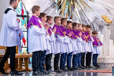 W III niedzielę Wielkiego Postu, 3 marca, podczas Mszy Świętej o godz. 12.00 ks. Krzysztof Gołąbek - proboszcz naszej Katedry, przyjął do grona Liturgicznej Służby Ołtarza dwunastu chłopców. Po odpowiednim przygotowaniu, pod czujnym okiem ks. Pawła Wójcika – opiekuna ministrantów oraz ceremoniarza Rafała Waszczaka i animatorów-praktykantów, otrzymali stopień ministranta choralisty, po raz pierwszy mogli ubrać kołnierzyki, a także otrzymali legitymacje ministranckie. To wielka radość dla naszej parafii. Gratulujemy chłopcom odwagi oraz życzymy wytrwałości w tym pięknym powołaniu, jakim jest służba przy Ołtarzu Pana Jezusa. Podczas Mszy Świętej zaśpiewała Dziewczęca Schola Katedralna.
Zapraszamy wszystkich chętnych chłopców do wstąpienia w szeregi katedralnej Liturgicznej Służby Ołtarza. Zainteresowanych prosimy o kontakt z ks. Pawłem Wójcikiem.
Rafał Waszczak
fot. Joanna Prasoł