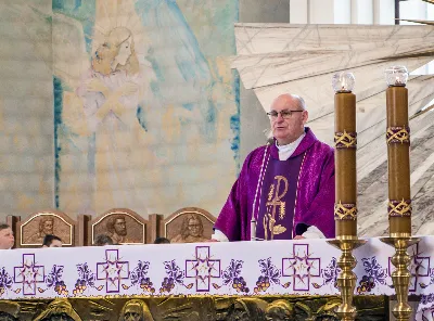 W V Niedzielę Wielkiego Postu, podczas Mszy Świętej o godz. 12:00, ks. Krzysztof Gołąbek – proboszcz naszej Katedry, przyjął do grona Liturgicznej Służby Ołtarza siedmiu nowych ministrantów. Po odpowiednim przygotowaniu, pod czujnym okiem ks. Pawła Wójcika oraz animatorów Adama i Miłosza, chłopcy otrzymali stopień ministranta choralisty – po raz pierwszy założyli kołnierzyki i otrzymali legitymacje ministranckie. To wyjątkowy moment i ogromna radość dla naszej wspólnoty! Podczas Mszy Świętej zaśpiewała Dziewczęca Schola Katedralna. Serdecznie gratulujemy chłopcom odwagi oraz życzymy wytrwałości w tej pięknej służbie przy Ołtarzu Pana Jezusa. Jeśli chcesz dołączyć do grona ministrantów – serdecznie zapraszamy! Zainteresowanych prosimy o kontakt z ks. Pawłem Wójcikiem.
fot. Antoni Ważny