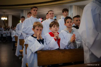 W Wielki Czwartek o godz. 10.00 w naszej Katedrze bp Jan Wątroba przewodniczył Mszy Krzyżma. Jest ona wyrazem jedności i wspólnoty duchowieństwa diecezji. Podczas tej Mszy Świętej biskup poświęcił olej chorych, katechumenów oraz olej krzyżma. Księża koncelebrujący z biskupem Eucharystię odnowili przyrzeczenia kapłańskie. W koncelebrze wzięli udział bp Kazimierz Górny, bp Edward Białogłowski oraz ponad 200 kapłanów z całej diecezji. W Eucharystii wzięli również udział licznie zebrani ministranci, lektorzy, animatorzy, ceremoniarze, członkowie scholi parafialnych i dziewczęcej służby maryjnej. Podczas Mszy Świętej zaśpiewał chór męski pod dyrekcją ks. Andrzeja Widaka. Przy organach zasiadł ks. Julian Wybraniec. fot. Piotr Szorc