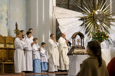 W niedzielę 13 października przeżywaliśmy uroczyste Nabożeństwo Fatimskie z udziałem WSD w Rzeszowie. Mszy Świętej przewodniczył i homilię wygłosił ks. Krystian Winiarski - prefekt WSD. O godz. 18.40 zostały przedstawione prośby i podziękowania do Matki Bożej Fatimskiej, w intencji których sprawowana była także Msza Święta. Po Mszy Świętej wyruszyła procesja z figurą Matki Bożej i relikwiami świętych Dzieci Fatimskich. Nabożeństwo zakończył Apel Jasnogórski. fot. ks. Tomasz Nowak, Joanna Prasoł