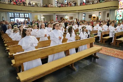 Maj to dla wielu najpiękniejszy miesiąc w roku. W liturgii Kościoła szczególnie wtedy czcimy Maryję oraz radujemy się ze Zmartwychwstania Pańskiego. W niedzielę 8 maja w naszej Katedrze dzieci z klas III doświadczyły równie wielkiej radości po raz pierwszy w pełni uczestnicząc we Mszy Świętej. To niezwykłe spotkanie z Chrystusem w Komunii Świętej zostało poprzedzone przygotowaniem poprzez katechezy w szkole i spotkania w parafii, a także spowiedzią. Poprzez niedzielne Eucharystie o godz. 12.00 i 13.30 celebrowane przez ks. Krzysztofa Gołąbka, proboszcza naszej Katedry, 88 dzieci rozpoczęło wielką przygodę z Jezusem ukrytym w Najświętszym Sakramencie. Towarzyszyli im rodzice, którzy wraz ze swoimi dziećmi przygotowywali się do tego wydarzenia, a także najbliższa rodzina. Posługę w liturgii Mszy Świętej pełniły dzieci pierwszokomunijne oraz ich rodzice.
Wielka radość serc dzieci komunijnych promieniowała na wszystkich uczestników Mszy Świętej i przypominała zebranym na liturgii, że spotkanie z Jezusem Eucharystycznym to przywilej i wielkie szczęście. Czas tej wielkiej radości został przedłużony przez „Biały Tydzień”, w którym dzieci uczestniczyły w wieczornej Eucharystii, przyjmując Jezusa do swoich serc. 

Wszystkim dzieciom, które w tym roku przeżywały swoją Pierwszą Komunię Świętą, życzymy, aby nie gasł w nich zapał do poznawania Jezusa i Jego nauki, a radość, jaka towarzyszyła tym dniom, była nieodłączną towarzyszką ich spotkań z Jezusem w Eucharystii. A s. Julicie i ks. Julianowi dziękujemy za serce włożone w przygotowanie dzieci do tego wielkiego wydarzenia.

fot. Paweł Styka