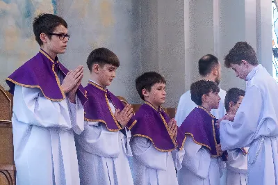 W IV Niedzielę Wielkiego Postu, podczas Mszy Świętej o godz. 12:00, ks. Krzysztof Gołąbek – proboszcz naszej Katedry, przyjął do grona Liturgicznej Służby Ołtarza dziesięciu nowych ministrantów! Po odpowiednim przygotowaniu, pod czujnym okiem ks. Pawła Wójcika oraz animatorów, chłopcy otrzymali stopień ministranta choralisty – po raz pierwszy założyli kołnierzyki i otrzymali legitymacje ministranckie. To wyjątkowy moment i ogromna radość dla naszej wspólnoty! 
Serdecznie gratulujemy chłopcom odwagi oraz życzymy wytrwałości w tej pięknej służbie przy Ołtarzu Pana Jezusa. 
Jeśli chcesz dołączyć do grona ministrantów – serdecznie zapraszamy! Zainteresowanych prosimy o kontakt z ks. Pawłem Wójcikiem.
 fot. Joanna Prasoł