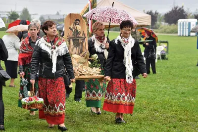 W niedzielę 29 sierpnia 2021 r. w Parku Papieskim w Rzeszowie odbyły się Dożynki Diecezjalne. Mimo deszczowej pogody do Parku Papieskiego przyjechało 57 delegacji z parafii diecezji rzeszowskiej z 65 wieńcami. Tegoroczną obsługę dożynek, w tym przygotowanie liturgii, zapewnili wierni i duszpasterze z dekanatu Rzeszów Wschód. Przed Mszą św. członkowie Stowarzyszenia Przyjaciół Ziemi Słocińskiej zaprezentowali program słowno-muzyczny. Podczas Mszy św. wystąpił chór z parafii św. Rocha w Rzeszowie pod dyrekcją Krzysztofa Husa oraz Gminna Orkiestra Dęta z Krasnego. Przed rozpoczęciem Mszy św. ks. Jerzy Uchman, diecezjalny duszpasterz rolników, przywitał przybyłych do Rzeszowa rolników, ogrodników, sadowników i pszczelarzy, wśród nich starostów dożynek: Marka Leśniewskiego i Teresę Kilar z parafii św. Rocha w Rzeszowie. Mszy św. przewodniczył bp Jan Wątroba. W koncelebrze uczestniczył bp Kazimierz Górny, ks. Wiesław Szurek oraz blisko dwudziestu księży. W długiej procesji z darami do ołtarza podeszły delegacje wszystkich obecnych parafii przynosząc chleby, wino, miód i owoce. Na zakończenie liturgii Biskup Rzeszowski pobłogosławił przyniesione płody ziemi. Po błogosławieństwie poszczególne delegacje, przedstawiane przez ks. Rafała Flaka, dyrektora Wydziału Duszpasterskiego Kurii Diecezjalnej w Rzeszowie, zaprezentowały swoje wieńce.  Fot. ks. Tomasz Nowak