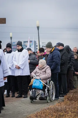 W Wielki Piątek (7 kwietnia) w Parku Papieskim odbyła się Droga Krzyżowa wprowadzająca w przeżywanie Liturgii Męki Pańskiej. Prowadzona była przez wspólnotę Wyższego Seminarium Duchownego w Rzeszowie pod przewodnictwem Biskupa Rzeszowskiego Jana Wątroby. W rozważaniach kolejnych stacji, ks. dr Mateusz Rachwalski, prefekt seminarium, zachęcał do życia zgodnie z nauką wypływającą z krzyża Chrystusowego.
fot. Małgorzata Ryndak