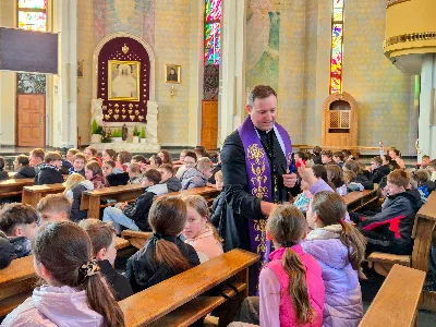 Od środy do piątku (18-20 marca 2026 r.) w Katedrze Rzeszowskiej odbyły się rekolekcje wielkopostne dla dzieci i młodzieży ze Szkoła Podstawowa nr 23 im. Jana Pawła II w Rzeszowie.
Spotkania prowadził ks. Mateusz Mądro - wikariusz z parafii pw. Matki Bożej Różańcowej w Rzeszowie, który dzielił się z uczniami Ewangelią i wartościami duchowego życia.
Składamy serdeczne Bóg zapłać dyrekcji, nauczycielom, opiekunom, uczniom oraz wszystkim, którzy przyczynili się do organizacji tych dni – szczególnie ks. Mateuszowi za jego obecność, świadectwo i serce otwarte na młodych.