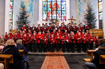 W niedzielę 22 stycznia 2023 r. podczas Mszy Świętej o godz. 12.00 posługę muzyczną podjął nasz Katedralny Chór Chłopięco-Męski „Pueri Cantores Resovienses” pod dyrekcją Edyty Kotuli oraz Angeliki Pacuty. Po Eucharystii miał miejsce koncert Chóru, w którego programie znalazł się bogaty repertuar kolęd, pastorałek i bożonarodzeniowych pieśni. 
Podczas koncertu wystąpili gościnnie: sopranistka – Katarzyna Bembenek wraz z akompaniatorem – Grzegorzem Mazurem oraz skrzypek Paweł Dubiel, któremu towarzyszył chórzysta i pianista – Maksymilian Rogóż.
fot. Joanna Prasoł
