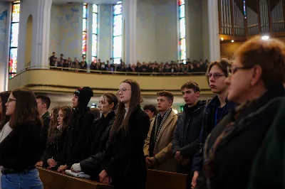 W niedzielę, 26 listopada 2023 r., w uroczystość Jezusa Chrystusa Króla Wszechświata obchodzony jest Światowy Dzień Młodzieży, a także jest to święto patronalne Akcji Katolickiej i Katolickiego Stowarzyszenia Młodzieży. Świętowanie przebiegało pod hasłem „Królewska Uczta”.

Celebrację uroczystości Jezusa Chrystusa Króla Wszechświata i 38. Światowego Dnia Młodzieży w diecezji rozpoczęła Msza Święta w naszej Katedrze, której przewodniczył bp Jan Wątroba. Eucharystię koncelebrowało kilkudziesięciu księży, głównie asystentów oddziałów Akcji Katolickiej, Katolickiego Stowarzyszenia Młodzieży i duszpasterzy młodzieży.

Po homilii 40 młodych z różnych parafii złożyło przyrzeczenie, poprzez które zostali włączeni w szeregi Katolickiego Stowarzyszenia Młodzieży. Kandydaci przed sztandarem KSM, wobec bp. Wątroby, wypowiedzieli rotę przysięgi: Uroczyście przyrzekam pracować nad sobą, aby móc całym życiem wiernie służyć Bogu, Kościołowi i Ojczyźnie, czynić dobro ludziom, być dobrym członkiem Katolickiego Stowarzyszenia Młodzieży.

Po Komunii Świętej bp Wątroba wręczył nominacje 15 nowym prezesom parafialnych oddziałów Akcji Katolickiej. Na czteroletnią kadencję zostali powołani: Zofia Marszałek – Będziemyśl, Maria Cieśla – Brzeziny, Augustyn Rębisz – Górno, Stanisława Głowaty – Jasło, Jerzy Nowak – Jasło, Teresa Tokarz – Lipinki, Mariusz Żarów – Lutoryż, Zofia Skóra – Niedźwiada, Renata Maternia – Rzeszów, Beata Korczyńska – Rzeszów, Alina Dyrak – Rzeszów, Danuta Tłuczek – Siedliska, Janusz Kochański – Terliczka, Maria Szybkowska – Tyczyn i Jadwiga Nowak – Ustrobna.

Na zakończenie Eucharystii Jeremi Kalkowski, prezes DIAK wraz z przedstawicielami wspólnot podziękowali bp. Wątrobie i kapłanom za towarzyszenie świeckim w duchowym rozwoju.

Za organizację wydarzeń w kościele katedralnym był odpowiedzialny ks. Stanisław Potera, asystent Diecezjalnego Instytutu Akcji Katolickiej oraz ks. Tomasz Ryczek, diecezjalny duszpasterz młodzieży i diecezjalny asystent KSM.

Po Eucharystii młodzież zgromadzona w katedrze w przemarszu ulicami miasta udała się do Uniwersytetu Rzeszowskiego, gdzie odbywa się druga część obchodów 38. Światowego Dnia Młodzieży. 

fot. Piotr Szorc