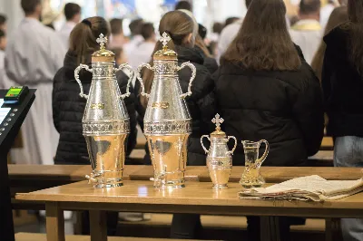 W Wielki Czwartek o godz. 10.00 w naszej Katedrze bp Jan Wątroba przewodniczył Mszy Krzyżma. Jest ona wyrazem jedności i wspólnoty duchowieństwa diecezji. Podczas tej Mszy Świętej biskup poświęcił olej chorych, katechumenów oraz olej krzyżma. Księża koncelebrujący z biskupem Eucharystię odnowili przyrzeczenia kapłańskie.
W koncelebrze wzięli udział bp Kazimierz Górny, bp Edward Białogłowski oraz 204 kapłanów z całej diecezji. W Eucharystii wzięli również udział licznie zebrani ministranci, lektorzy, animatorzy, ceremoniarze, członkowie scholi parafialnych i dziewczęcej służby maryjnej.
Podczas Mszy Świętej zaśpiewał chór Wyższego Seminarium Duchownego pod dyrekcją ks. dra Andrzeja Widaka. Przy organach zasiadł ks. Julian Wybraniec.
Fot. Małgorzata Ryndak