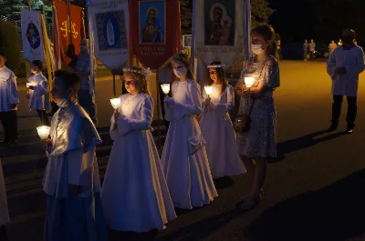 W czwartek 13 sierpnia przeżywaliśmy uroczyste Nabożeństwo Fatimskie. Naszym modlitwom przewodniczył ks. Wojciech Rybka SVD, misjonarz werbista, posługujący na Tajwanie. O godz. 18.40 zostały przedstawione prośby i podziękowania do Matki Bożej Fatimskiej, w intencji których sprawowana była także Msza Święta. Po Mszy Świętej wyruszyła procesja z figurą Matki Bożej. Nabożeństwo zakończył Apel Jasnogórski. fot. Rafał Waszczak