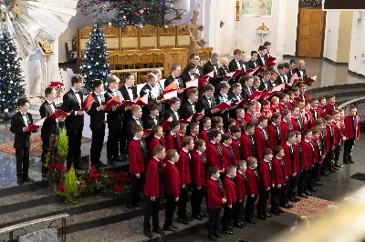 W niedzielę Chrztu Pańskiego w Katedrze Rzeszowskiej wybrzmiały najpiękniejsze polskie kolędy i pastorałki wykonane przez Katedralny Chór Chłopięco-Męski Pueri Cantores Resovienses pod dyrekcją Marcina Florczaka. Chór miał okazję wystąpić kilkukrotnie w Katedrze w czasie liturgicznego okresu Bożego Narodzenia uświetniając swym śpiewem obchodzone uroczystości. Miało to miejsce podczas mszy świętych w niedzielę Świętej Rodziny, w święto św. Jana Apostoła z okazji imienin księdza biskupa Jana Wątroby oraz w uroczystość Objawienia Pańskiego z okazji kolejnej rocznicy przyjęcia sakry biskupiej przez księży biskupów Kazimierza Górnego i Edwarda Białogłowskiego. W ubiegłą niedzielę (9.01) po Mszy Świętej o godz. 12:00 można było znów usłyszeć wiele pięknych, znanych polskich kolęd w wykonaniu chóru, m. in. Bóg się rodzi, Tryumfy Króla Niebieskiego, Przybieżeli do Betlejem czy Cicha noc. Wybrzmiały także mniej znane, ale równie piękne pastorałki: Cicho, cicho pastuszkowie w wykonaniu solisty Eryka Chudzika czy Kołysanka Józefa w wykonaniu solisty Tomasza Nowaka. Solową partią popisał się także Jan Żmuda  w kolędzie Jezus malusieńki. Solistom akompaniował na pianinie chórzysta Maksymilian Rogóż. Chór wykonał także po dwa utwory na głosy męskie (W żłobie leży i Mizerna cicha) oraz na głosy dziecięce (Gore gwiazda i My też pastuszkowie).  Kolędowanie wpisuje się zarówno w kanon liturgii Kościoła katolickiego, jak i w naszą narodową tradycję. Dlatego wszyscy chętnie słuchają tych utworów, jednocześnie włączając się we wspólny śpiew. Także tym razem na zakończenie spotkania Panu Dyrygentowi udało się porwać zgromadzonych wiernych do wspólnego wykonania kolędy Wśród nocnej ciszy. Działalność Katedralnego Chóru Chłopięco-Męskiego Pueri Cantores Resovienses można wesprzeć przekazując 1% podatku na OPP Katolickie Towarzystwo Śpiewacze KRS 0000050601 lub wpłacając darowiznę na cele statutowe na konto bankowe podane na stronie resovienses.org. Beata Świerad fot. Joanna Prasoł