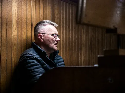 W V Niedzielę Wielkiego Postu, podczas Mszy Świętej o godz. 12:00, ks. Krzysztof Gołąbek – proboszcz naszej Katedry, przyjął do grona Liturgicznej Służby Ołtarza siedmiu nowych ministrantów. Po odpowiednim przygotowaniu, pod czujnym okiem ks. Pawła Wójcika oraz animatorów Adama i Miłosza, chłopcy otrzymali stopień ministranta choralisty – po raz pierwszy założyli kołnierzyki i otrzymali legitymacje ministranckie. To wyjątkowy moment i ogromna radość dla naszej wspólnoty! Podczas Mszy Świętej zaśpiewała Dziewczęca Schola Katedralna. Serdecznie gratulujemy chłopcom odwagi oraz życzymy wytrwałości w tej pięknej służbie przy Ołtarzu Pana Jezusa. Jeśli chcesz dołączyć do grona ministrantów – serdecznie zapraszamy! Zainteresowanych prosimy o kontakt z ks. Pawłem Wójcikiem.
fot. Antoni Ważny