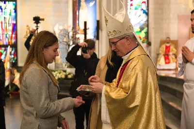 16 kwietnia 2022 r. bp Jan Wątroba przewodniczył liturgii Wigilii Paschalnej w naszej Katedrze. Podczas Mszy Świętej trzy osoby: Justyna, Anna i Nikola przyjęły sakrament chrztu, bierzmowania i Eucharystii.
fot. Joanna Prasoł