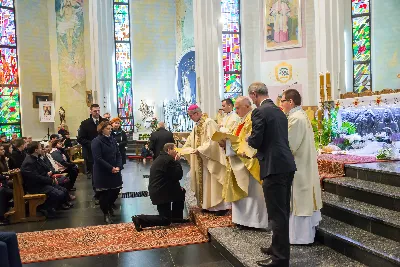 Uroczystość Chrystusa Króla to także święto Akcji Katolickiej i KSM-u. Centralnej uroczystości w Katedrze przewodniczył biskup diecezjalny Jan Wątroba. Eucharystię koncelebrowało 25 księży, wśród nich ks. Stanisław Potera – asystent diecezjalny AK i ks. Tomasz Ryczek – asystent diecezjalny KSM. Po wyznaniu wiary 88 młodych osób złożyło przyrzeczenie Katolickiego Stowarzyszenia Młodzieży. Obrzęd przyrzeczenia prowadził Paweł Grodzki – prezes KSM Diecezji Rzeszowskiej. Ceremonia zakończyła się odśpiewaniem hymnu KSM i zawołaniem: „Przez cnotę, naukę i pracę, służyć Bogu i Ojczyźnie, Gotów!”

Po Komunii św. bp Jan Wątroba, razem z ks. Stanisławem Poterą, wręczył nominacje 20 nowym prezesom oddziałów parafialnych Akcji Katolickiej. Krótkie przemówienia wypowiedzieli kolejno: Jeremi Kalkowski – prezes Zarządu Diecezjalnego Instytutu AK i Paweł Grodzki.

Po Komunii św. wszyscy zebrani uklękli przed Najświętszym Sakramentem. Biskup Ordynariusz odczytał Jubileuszowy Akt Przyjęcia Jezusa Chrystusa za Króla i Pana.

Po Mszy św. bp Jan Wątroba wręczył odznaki i legitymacje nowym członkom KSM.

fot. Fotografiarzeszow