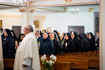 „Nasza wdzięczność jest szczególna wobec osób konsekrowanych za ich czytelne świadectwo wiary i za to, że żyjąc wiarą na co dzień ukazują chrystusowy styl życia” – mówił biskup Jan Wątroba podczas Mszy św. w katedrze rzeszowskiej w święto Ofiarowania Pańskiego. W Eucharystii, z okazji swojego święta patronalnego, uczestniczyły osoby konsekrowane posługujące w diecezji rzeszowskiej.
Mszy św. w katedrze rzeszowskiej przewodniczył bp Jan Wątroba, który modlił się w intencji osób konsekrowanych, przeżywających w święto Ofiarowania Pańskiego (02.02.) swoje święto patronalne. Eucharystię koncelebrował ks. Stanisław Kamiński, wikariusz biskupi ds. zakonnych, a także 9 kapłanów.
Na początku Mszy św. ks. Stanisław Kamiński powitał zebranych i wprowadził w przeżywaną liturgię. Następnie odbył się obrzęd błogosławieństwa świec i procesja z dolnego kościoła do głównej części katedry rzeszowskiej
Homilię wygłosił bp Jan Wątroba, który w pierwszej części, odnosząc się do przeżywanego święta, nawiązał do postawy Matki Najświętszej i św. Józefa. „Maryja uczy nas, że wierność Bogu oznacza wypełnianie prawa Bożego. Ona wypełniła wszystko bez wyjątku. Choć sama nie potrzebowała oczyszczenia, pozostała jednak posłuszna prawu. Skromna, prosta, uboga kobieta, poddana Bogu. W postawie Maryi i Józefa można dostrzec piękną lekcję dla rodziców i wychowawców. Rodzice powinni przedstawiać, czyli zawierzać swoje dzieci Panu Bogu. To jest gest wdzięczności wobec Stwórcy, a także znak wielkiej pokory wobec niełatwej misji rodzicielskiej i wychowawczej. Pełny rozwój człowieka dokonuje się dzięki Bożej łasce, a rodzice powinni się czuć narzędziem Bożej łaski, dlatego powinni często błogosławić swoje dzieci, modlić się za nie i z nimi oraz wciąż na nowo zawierzać je Panu Bogu” – mówił bp Wątroba.
Biskup Rzeszowski odnosząc się do obchodzonego Dnia życia konsekrowanego powiedział: „Trzy elementy wspólnoty: słowo, wierność i otwarcie na Ducha Świętego stanowią istotę życia każdej osoby konsekrowanej. Rozważać słowo Boże, trwać wiernie na modlitwie i być otwartym na to, co Duch Święty chce nam powiedzieć, to wypełnić powołanie do życia konsekrowanego, a jednocześnie wyznać wiarę w Kościół Chrystusowy. Nasza wdzięczność jest szczególna wobec osób konsekrowanych za ich czytelne świadectwo wiary i za to, że żyjąc wiarą na co dzień ukazują chrystusowy styl życia. Towarzyszą nam przez swoją pełną zatroskania miłosierną obecność, ale także przez milczącą obecność przepełnioną modlitwą w intencjach Kościoła, świata, a także poszczególnych osób i wspólnot”.
Po homilii osoby konsekrowane zgromadzone w katedrze odnowiły swoje przyrzeczenia.
Na zakończenie liturgii s. Agata Jakieła CSFN, referentka diecezjalna ds. życia konsekrowanego, podziękowała bp. Janowi Wątrobie za przewodniczenie liturgii i modlitwę w intencji osób życia konsekrowanego.
W Eucharystii w rzeszowskiej katedrze uczestniczyło prawie 100 osób życia konsekrowanego, a pośród nich ojcowie i bracia zakonni, siostry zakonne, wdowy i dziewice konsekrowane oraz członkowie instytutów świeckich. Śpiewy podczas liturgii wykonała Katedralna Schola Liturgiczna pod dyrekcją ks. Juliana Wybrańca, a przy organach zasiadł katedralny organista – Wiesław Siewierski. 

fot. Jola Warchoł