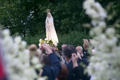 W poniedziałek 13 lipca przeżywaliśmy uroczyste Nabożeństwo Fatimskie. Naszym modlitwom przewodniczył o. Sebastian Chmiel, misjonarz kombonianin. O godz. 18.40 zostały przedstawione prośby i podziękowania do Matki Bożej Fatimskiej, w intencji których sprawowana była także Msza Święta. Po Mszy Świętej wyruszyła procesja z figurą Matki Bożej. Nabożeństwo zakończył Apel Jasnogórski. fot. Joanna Prasoł