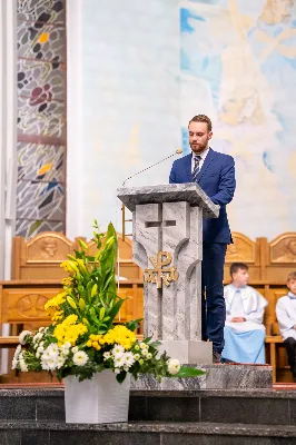 Ponad 100 lat temu, w roku 1917 r. w Fatimie, Matka Boża każdego 13. dnia miesiąca od maja do października objawiała się trójce dzieci: Łucji, Hiacyncie i Franciszkowi. Prosiła ich wówczas o odmawianie modlitwy różańcowej w intencji pokoju na świecie i nawrócenia grzeszników. Wzorem tych wydarzeń w wielu parafiach w Polsce i na świecie prowadzone są nabożeństwa fatimskie. Nie inaczej jest w rzeszowskiej katedrze, gdzie 13 października zakończono cykl tegorocznych spotkań modlitewnych przy figurze Pani Fatimskiej. Wieczór fatimski rozpoczął się o godz. 18:40 odczytaniem próśb i podziękowań do Matki Bożej Fatimskiej. Wcześniej wierni mogli skorzystać z sakramentu pokuty. O godz. 19:00 odprawiono uroczystą Mszę Świętą, której przewodniczył ks. Andrzej Szpaczyński – ojciec duchowny w Wyższym Seminarium Duchownym w Rzeszowie. Wygłosił on także homilię, w której nawiązał do liturgii słowa z dnia, przyrównując ją do myślenia współczesnego człowieka. „Jezus mówi do nas «Kto nie jest ze mną, jest przeciwko mnie». Można pomyśleć: jestem teraz w kościele, modlę się, spowiadam, przyjmuję sakramenty, ale czy rzeczywiście jestem z Jezusem czy tylko z Nim bywam? Czy jestem w Jego obecności cały czas czy jedynie bywam z Nim przez pewne chwile w ciągu dnia? Być z Jezusem to być po Jego stronie, mieć podobne myślenie, jak On, które przejawia się w czynach, podejmowanych decyzjach, a także w patrzeniu na drugiego. To wiara jest filtrem, który pozwala zobaczyć w drugim człowieku nie przeciwnika, ale brata – nawet jeśli jest on inny lub myśli inaczej. Wiara może pomagać wchodzić z nim w relację. Warto zadać sobie pytanie: czy mam w sobie ten filtr, ten sposób patrzenia, dzięki któremu jestem po stronie Jezusa?”. Następnie celebrans przywołał wydarzenia z portugalskiego miasteczka: „Choć nie jesteśmy świadkami cudu słońca, który zobaczył dziesięciotysięczny tłum 13 października 1917 w Fatimie, to słyszymy dzisiaj wezwanie do nawrócenia i pokuty. Każdy z nas jest wezwany, by się nawracać. Być może nawróceniu powinno ulec nasze spojrzenie na innych, by zobaczyć w nich dobro, a na świat patrzeć z wiarą”. Mszę Świętą koncelebrowali ks. Bogusław Babiarz – dyrektor administracyjny WSD w Rzeszowie, ks. Krzysztof Gołąbek – proboszcz parafii katedralnej oraz ks. Michał Rurak – katedralny wikariusz. Posługę w czasie liturgii pełnili alumni rzeszowskiego seminarium, którzy wraz z diakonem Łukaszem prowadzili także modlitwę różańcową z rozważaniami opartymi o historię błogosławionej rodziny Ulmów. Korzystając z ciepłej, jesiennej pogody po zakończonej Mszy Świętej odbyła się procesja na placu przed świątynią z figurą Pani Fatimskiej. Wierni z świecami w rękach zawierzali siebie, swoje rodziny i wszelkie troski w modlitwie różańcowej. Duchowo łączyli się z nimi słuchacze katolickiego radia VIA, które transmitowało całe nabożeństwo. Przed wyśpiewaniem Apelu Jasnogórskiego ks. Krzysztof, proboszcz parafii katedralnej, podsumował tegoroczne nabożeństwa fatimskie, dziękując wiernym za uczestnictwo w uwielbieniu Boga za przyczyną Pani Fatimskiej. W sposób szczególny podziękowania skierował do braci alumnów z roku propedeutycznego, życząc, aby modlitwa przy figurze Matki Bożej z Fatimy umacniała rozeznawanie drogi ich powołania. Wyrazy wdzięczności popłynęły w stronę kapłanów z dekanatu Rzeszów-Katedra, sióstr zakonnych, orkiestry pod batutą Tadeusza Cielaka, która uświetniała każde z tegorocznych nabożeństw oraz słuchaczy katolickiego radia VIA. Do godz. 22:00 w świątyni trwała adoracja Najświętszego Sakramentu, w której wierni licznie uczestniczyli. Od listopada do kwietnia 13. dnia miesiąca w świątyni katedralnej prowadzona jest modlitwa różańcowa przy figurze Matki Bożej Fatimskiej o godz. 17:30. Niech wezwanie Maryi do codziennej modlitwy różańcowej przyświeca nam nie tylko w październiku i przy okazji nabożeństw fatimskich, ale każdego dnia. 
tekst: Angelika Karnasiewicz 
fot. Jola Warchoł